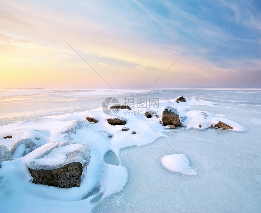 冰上的石头冬季风景图片