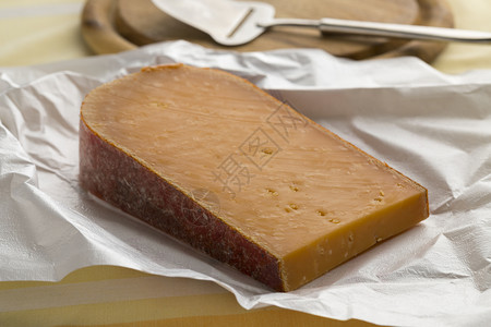 一块无包装的荷兰成熟古达奶酪关闭图片