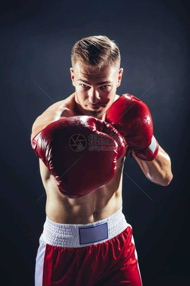红手套拳击对着摄像机打斗职业运动图片