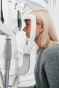 女在光学办公室接受视力测试医疗保健视力治办公室接受视力测试图片
