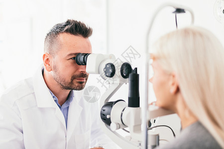 观察病人的视力保健专业医疗设备图片