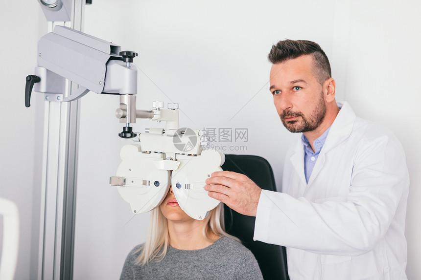 光学医生检查妇女观察机器医疗检查和诊断光学医生检查妇女观察图片