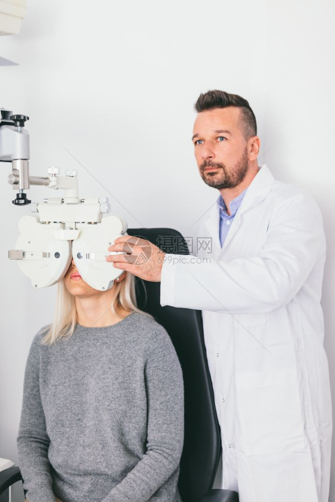 医生检查妇女带有特殊设备的视力医学测试眼科检查医生妇女视力检查图片