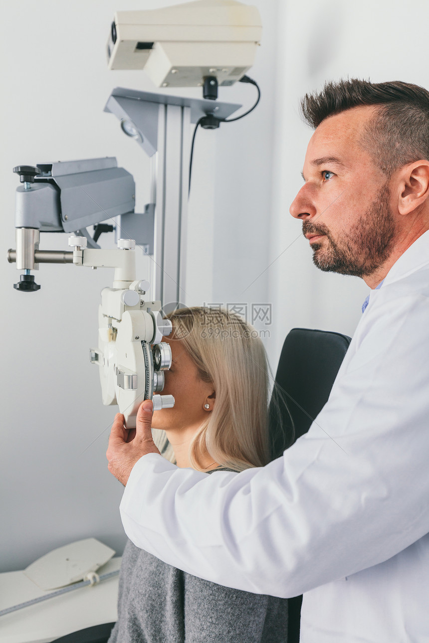 医生检查他的病人和视力眼科诊断和治疗医生检查他的病人和视力图片