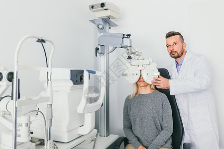 眼科医生检查病人和眼睛观察机器诊断眼科医生检查病人和眼睛观察机器图片
