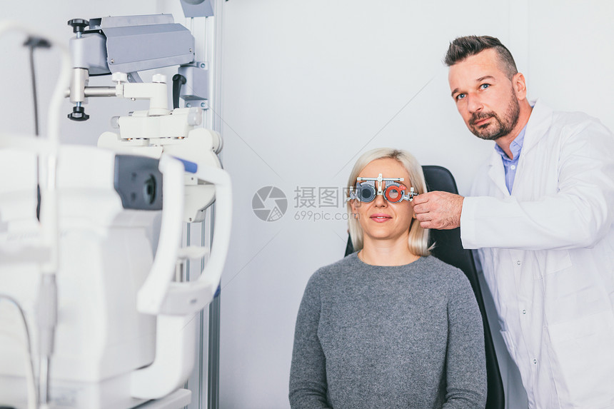 医生检查病人在疗办公室的视力诊断和治疗视力图片