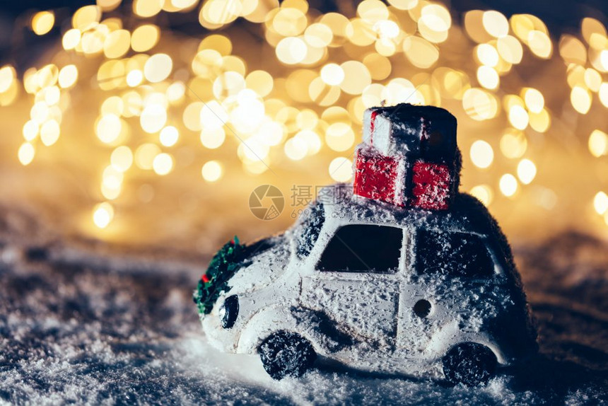车顶上有圣诞礼物的小车顶上有圣诞礼物图片