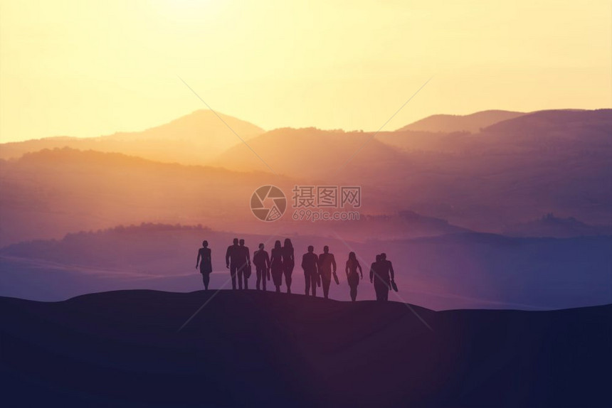 日落时站在山丘上的一群商业界人士图片
