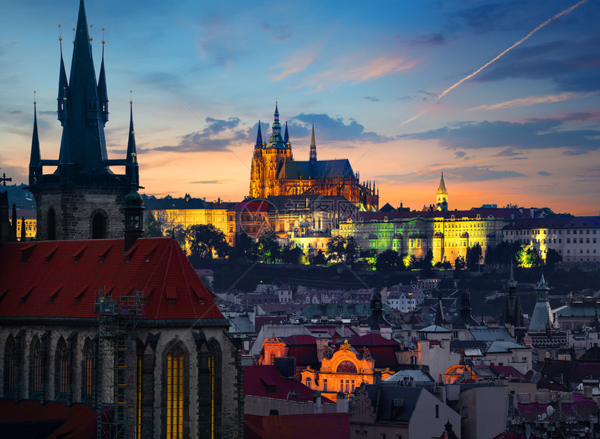 日落时在布拉格的圣像教堂和丁斯基寺庙图片