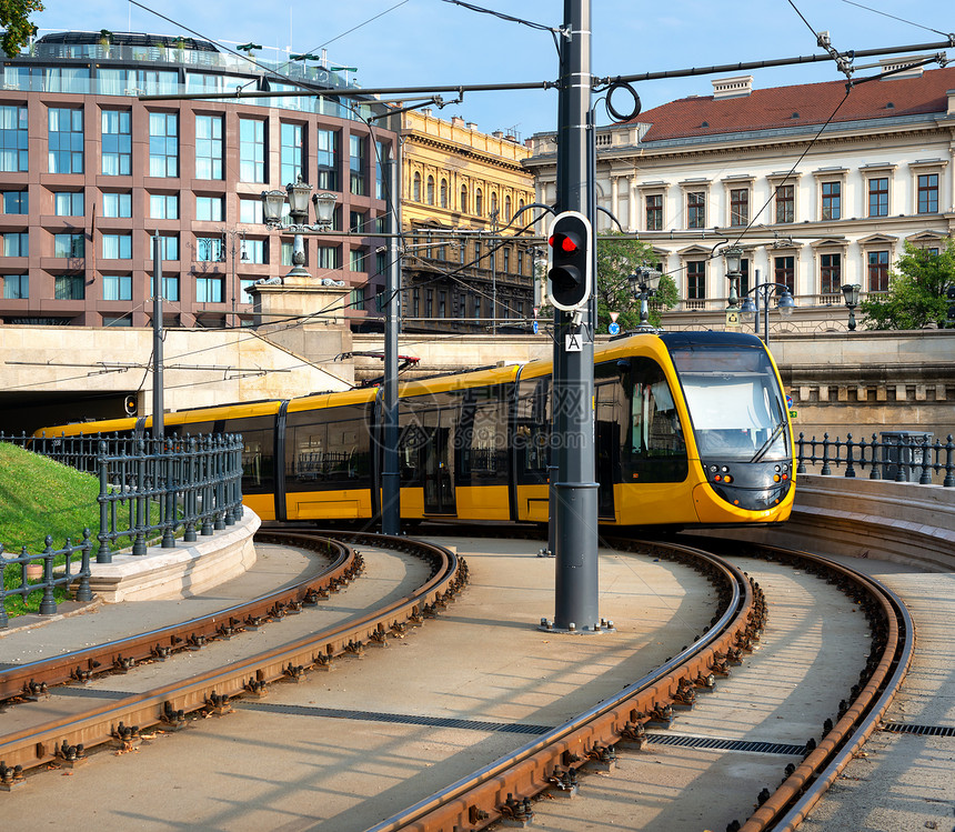 现代黄色电车从布达佩斯隧道开出图片