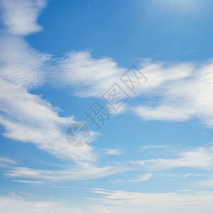 阳光照耀的白云图片