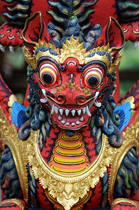 印度尼西亚巴厘隆的传统厘人雕像高清图片