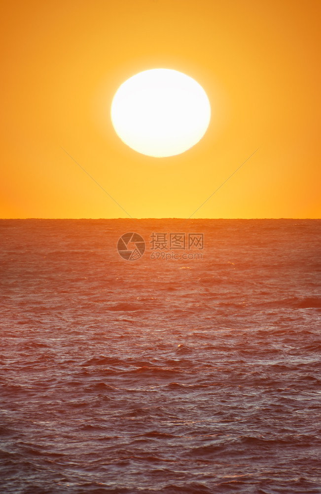 大太阳在海面上自然的构成图片