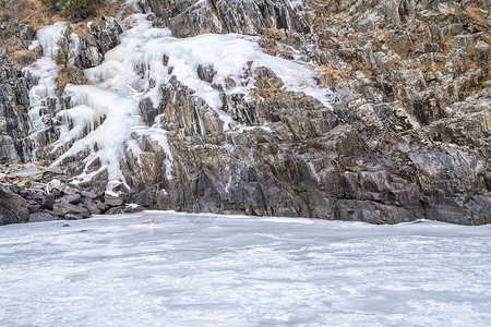 河边的冰雪悬崖冬季风景中的CachelaPoudre河图片