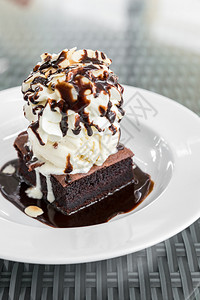 巧克力布朗尼加冰淇淋和软糖图片