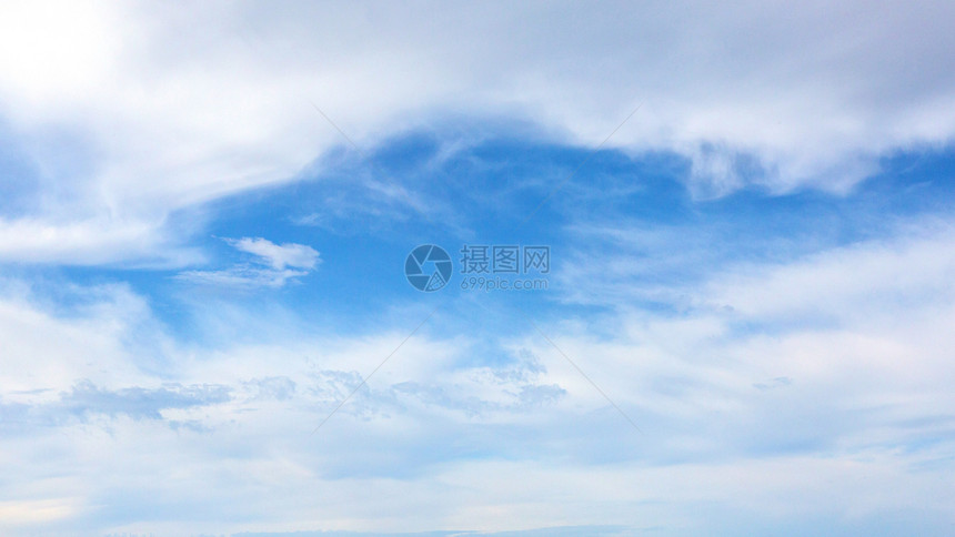 蓝清的天空一块蓝色天空通过云彩所见图片