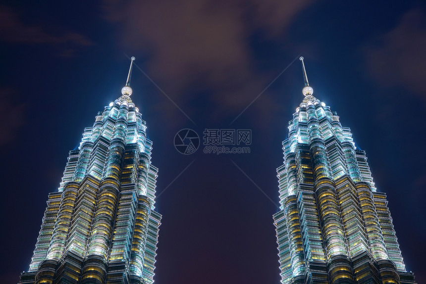 PetronasTwinTowers峰值马来西亚吉隆坡市中心金融区和亚洲智能城市的商业中心夜里天梯和高楼大图片