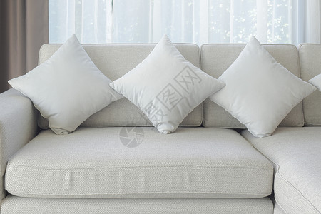 以米色为蜜的枕头和沙发底有纯粹的窗帘图片