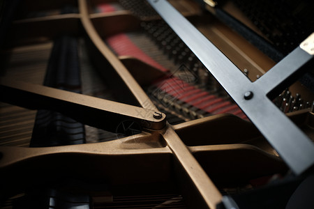 直立钢琴弦和针上调音键的内部分高清图片