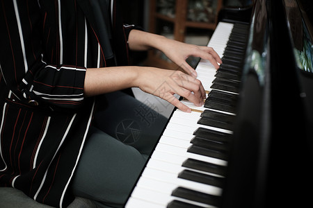美丽的女人弹钢琴学图片