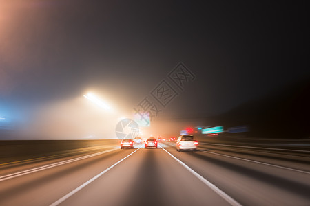 夜间在高速公路上快速行驶的车辆图片