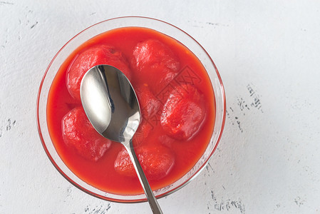 杂果罐头桌上一碗罐头番茄背景