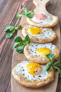 烤鸡蛋在木板上松饼中的烤鸡蛋图片