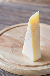 木板上的格拉纳帕达诺奶酪高清图片