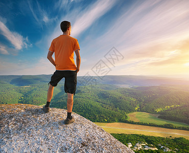 人类在山顶上设计的要素自然高清图片素材