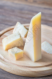 木板上的格拉纳帕达诺奶酪高清图片