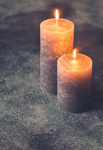 灰色背景的两根燃烧蜡烛图片