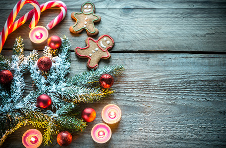 装饰圣诞树枝配有饼干和糖果图片
