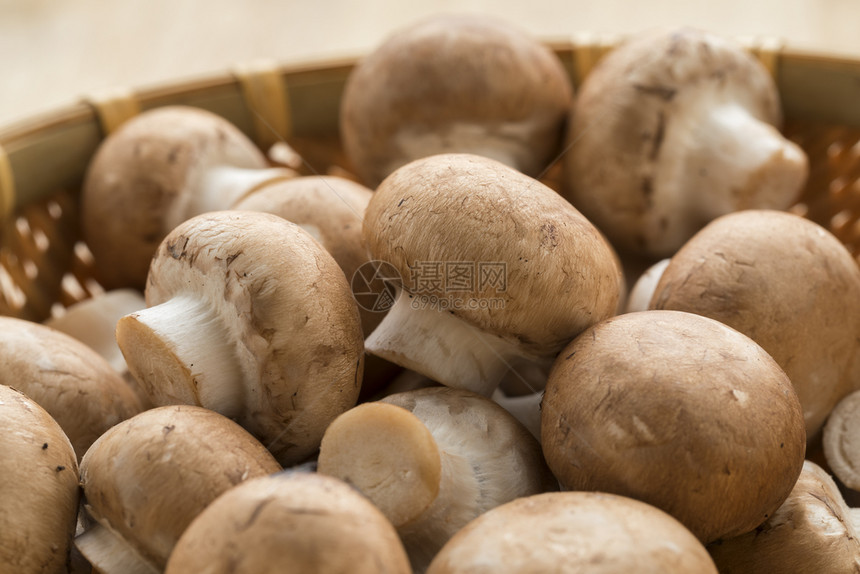 带新鲜生栗子蘑菇的篮图片
