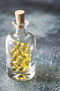 Omega3玻璃瓶中的鱼油胶囊治疗高清图片素材
