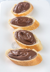 益菌多带巧克力奶油的面包饼切片背景