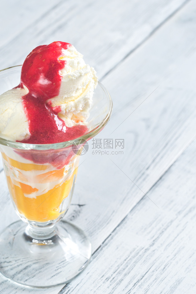 香草冰淇淋加桃子和草莓酱图片