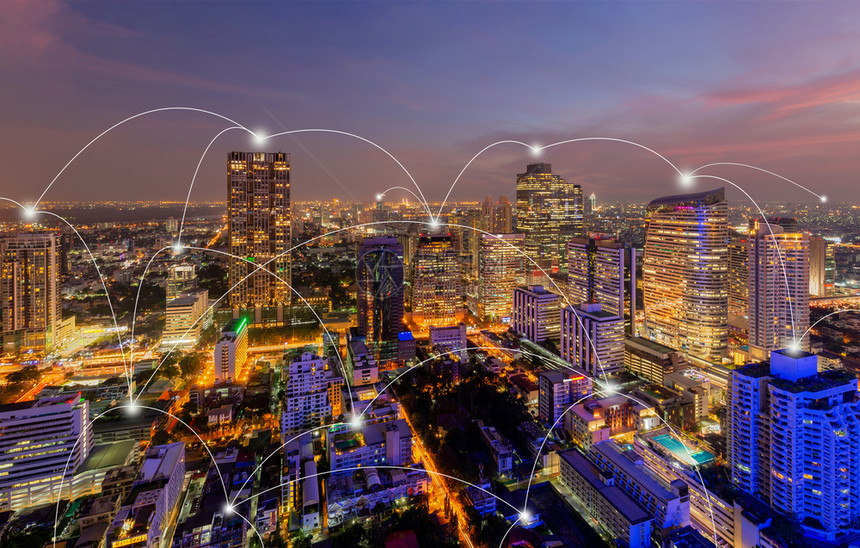 Sathorn曼谷市中心泰国的天线数码网络连接线路亚洲智能城市的金融区和商业中心夜里天梯和高楼大图片