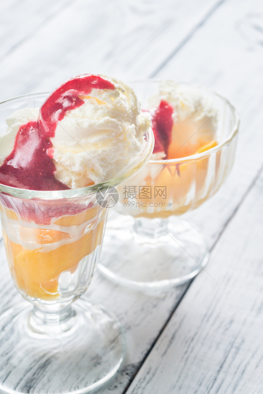 两碗PeachMelba香草冰淇淋加桃子和草莓酱图片