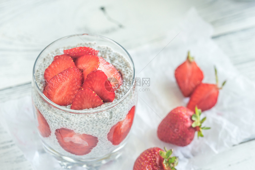 配草莓片的Chia种子布丁图片