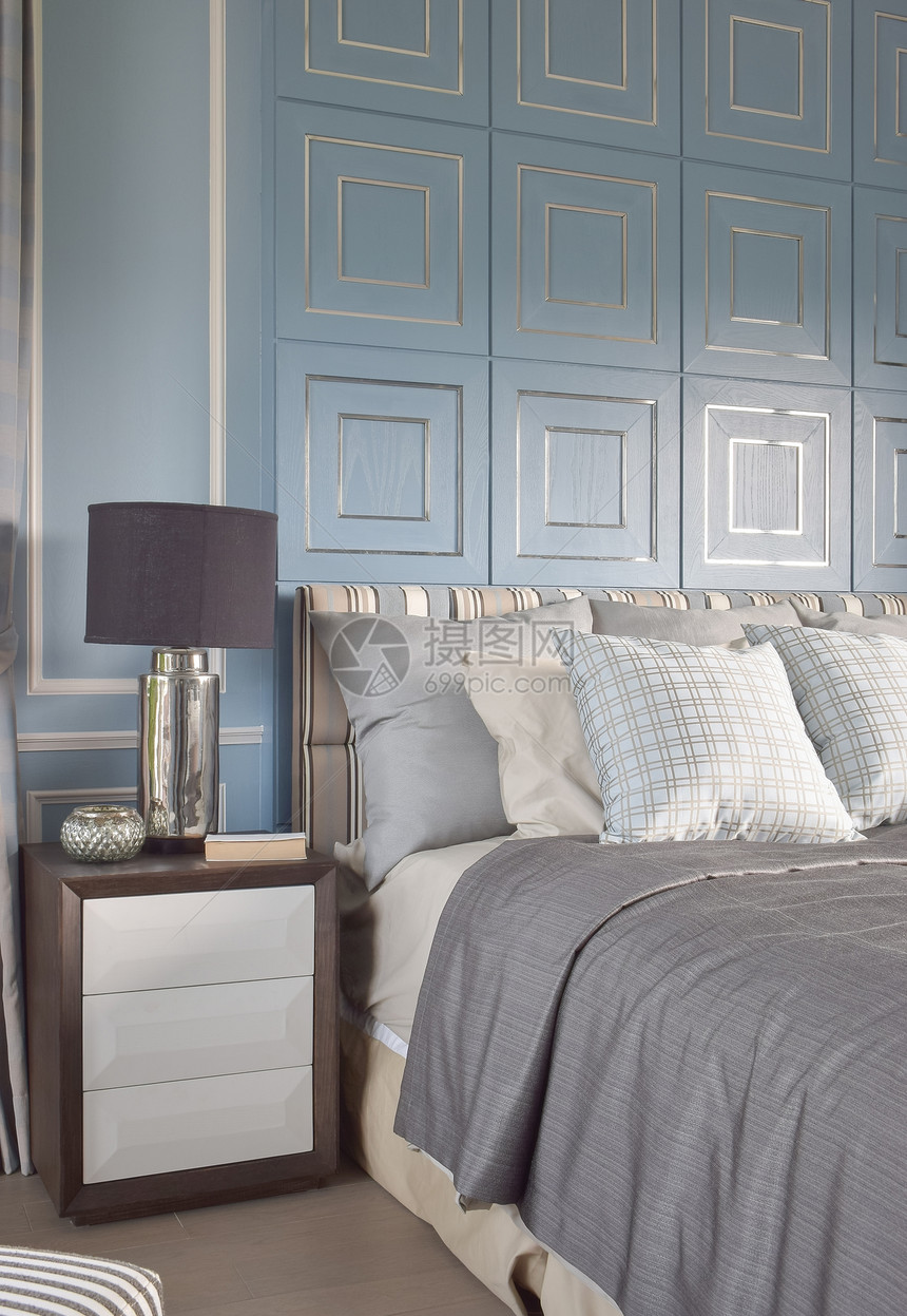 用浪漫的浅蓝色床铺风格的阅读灯图片