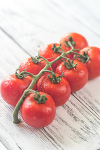 一群新鲜的西红柿图片