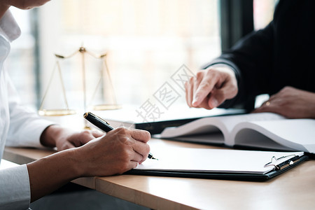 法律顾问向客户提出一份与手架和法律签订的合同司法和律师概念立法高清图片素材