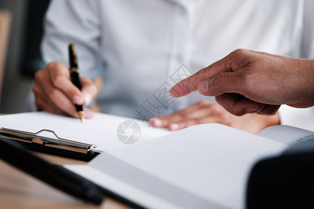法律顾问向客户提出一份与手架和法律签订的合同司法和律师概念管辖权高清图片素材