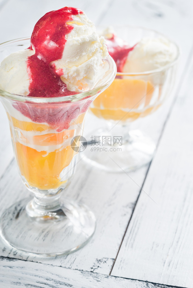 两碗PeachMelba香草冰淇淋加桃子和草莓酱图片
