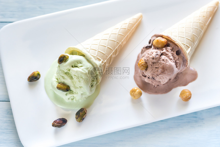 白色背景的两座坚果蔬菜冰淇淋图片