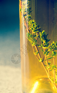 古老背景的橄榄油瓶图片