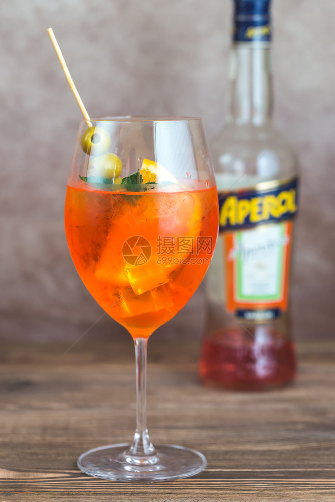 2017年月日AperolSpritz鸡尾酒杯木制背景上有一瓶AperolAperol是意大利著名的Aperitif图片
