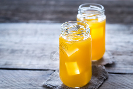 玻璃罐橙汁加冰图片
