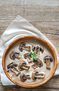 一碗奶油蘑菇汤高清图片