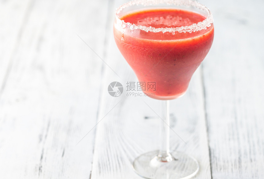 一杯草莓玛格丽塔鸡尾酒图片